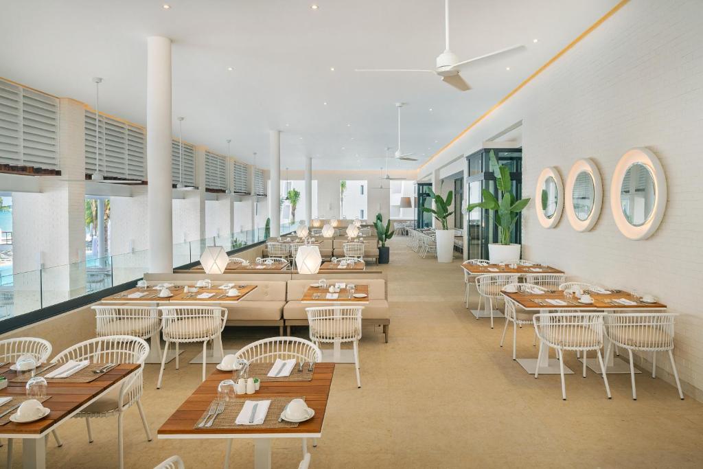 Mūsdienīgs restorāns viesnīcā Melia Casa Maya, gaišs un plašs