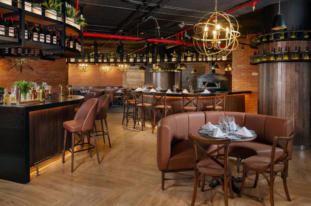 Restorāns Melia Casa Maya ar elegantiem sēdekļiem un siltu atmosfēru.