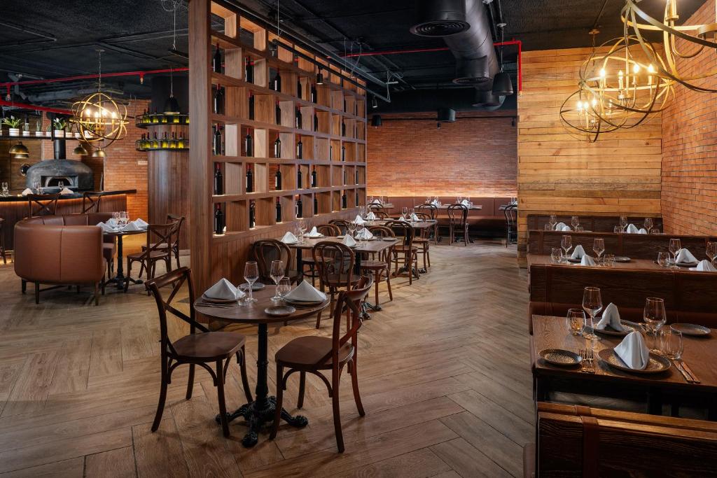 Mūsdienīgs restorāns Melia Casa Maya ar stilīgām koka detaļām un elegantām galdiem.