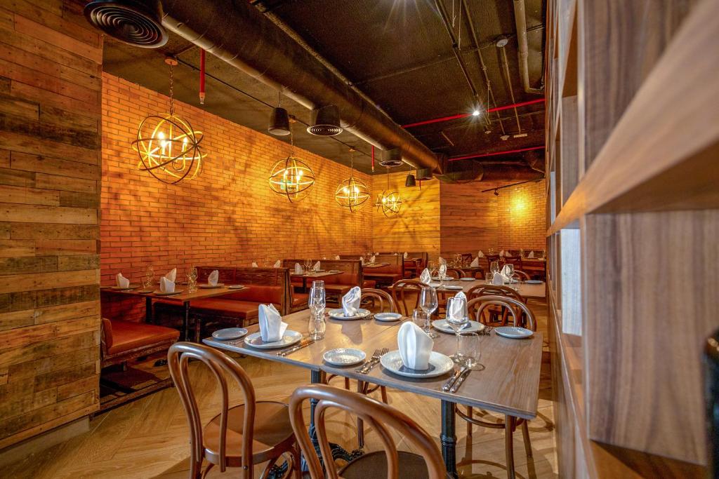 Restorāns ar modernu interjeru viesnīcā Melia Casa Maya.