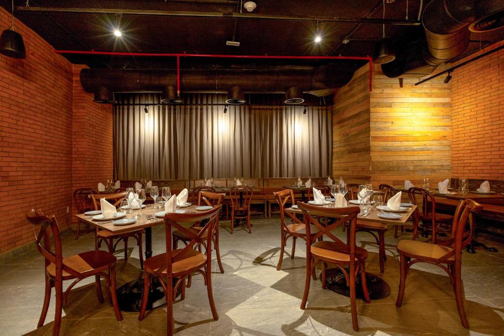 Mūsdienīgs restorāns Melia Casa Maya ar siltu apgaismojumu un elegantu interjeru.