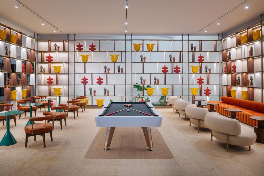 Mūsdienīgs atpūtas telpa ar biljarda galdu viesnīcā Melia Casa Maya.