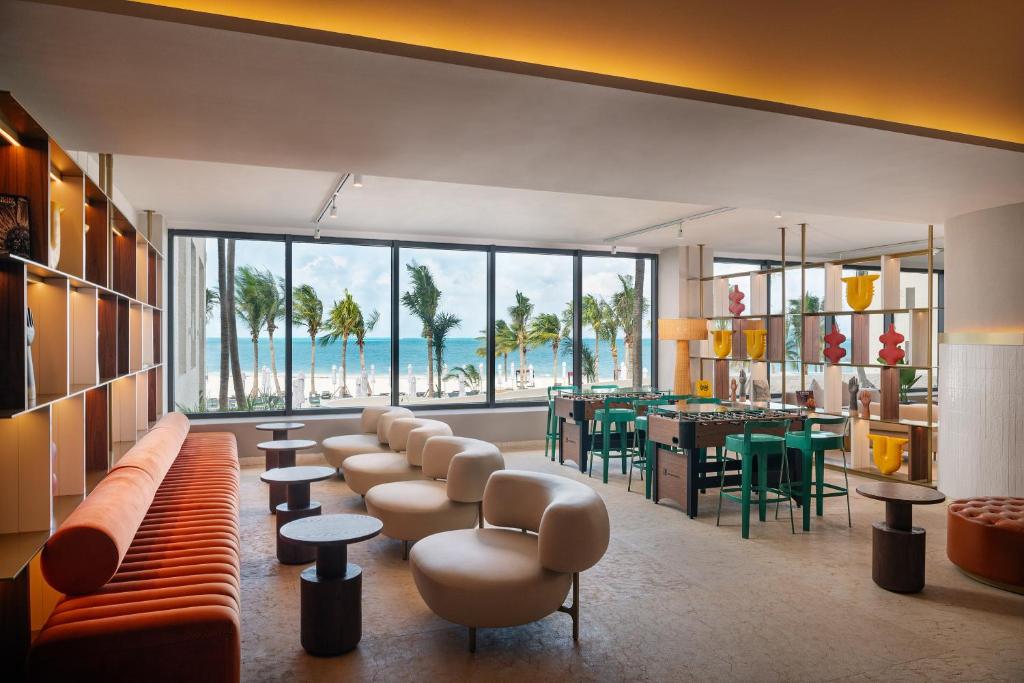 Mūsdienīgs interjers ar skatu uz jūru pie Melia Casa Maya