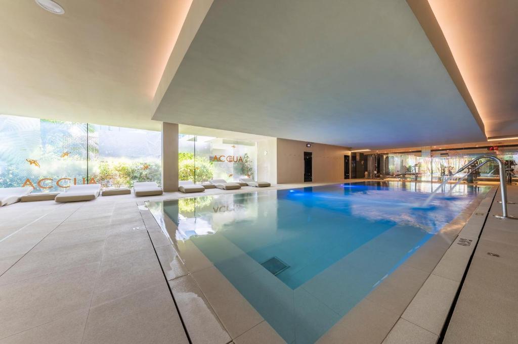 Mūsdienīgs iekštelpu peldbaseins ar relaksējošu atmosfēru, apgaismots ar mīkstu gaismu un ar skatu uz dārzu. Ideāla vieta atpūtai un relaksācijai.