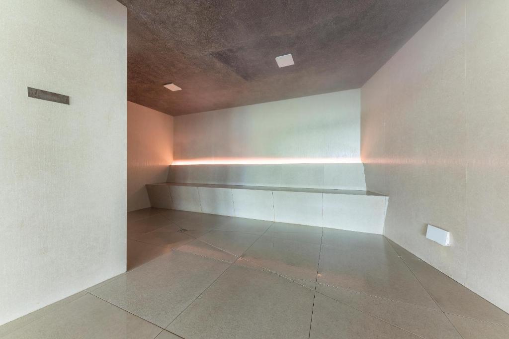 Moderns interjers ar minimālistisku dizainu, kas ietver gludas sienas un apgaismojumu. Telpa ir gaiša, ar plašu sēžamo vietu un elegantām flīzēm.