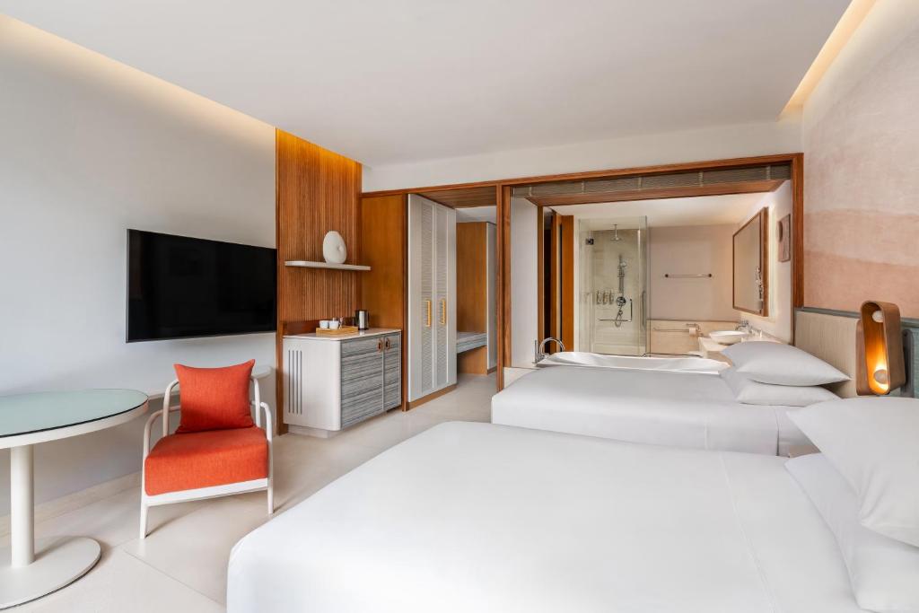 Moderns viesnīcas numurs ar divām gultām, elegantu dizainu un plašu vannas istabu. Telpas interjerā ir gaiši toņi un mūsdienīgi mēbeļu elementi.