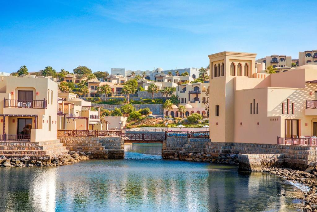 The Cove Rotana Resort piekrastē ar ezeru un villām