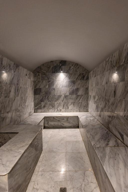 Marmora tvaika pirts ar mīkstu apgaismojumu, kas rada relaksējošu atmosfēru. Moderns dizains un gludas virsmas veicina komfortu un atpūtu.