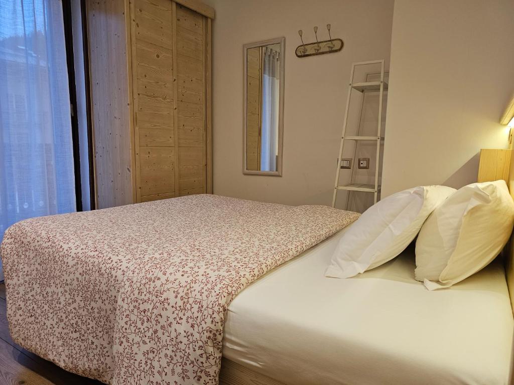 Mūsdienīga guļamistaba ar divguļamo gultu un koka skapjiem, kas piedāvā ērtu un stilīgu vidi atpūtai. Gaismas un gaišie toņi rada mājīgu atmosfēru.