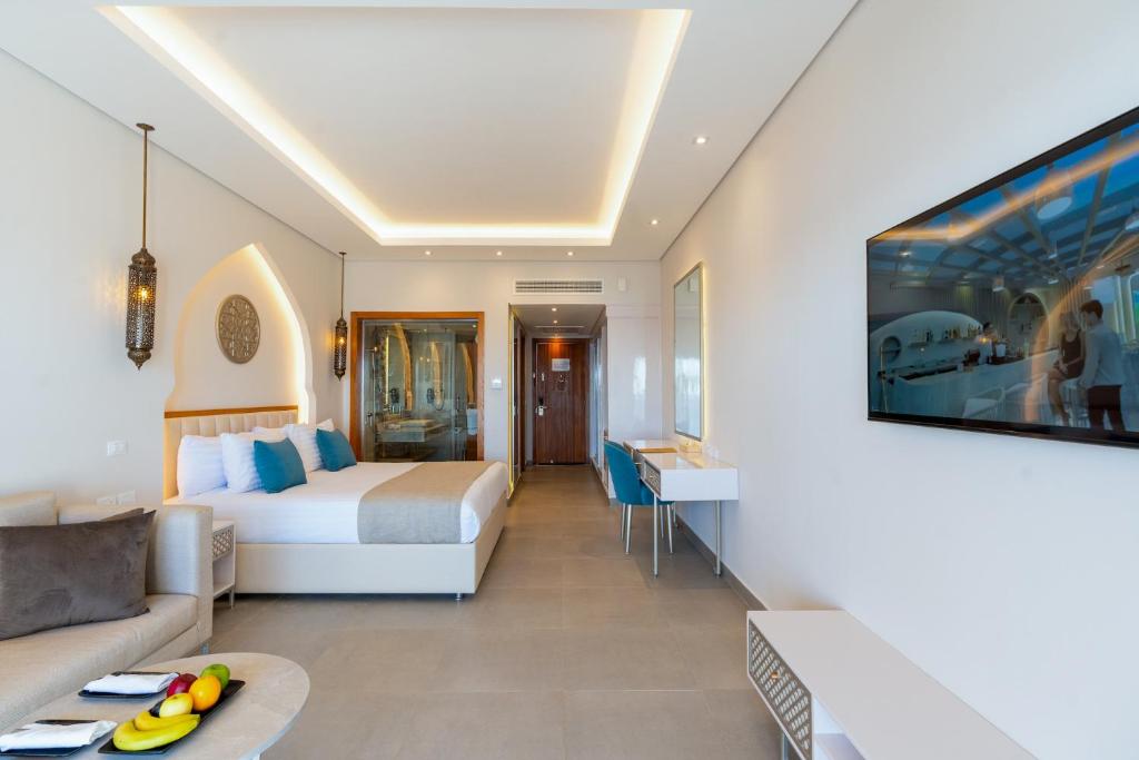 Moderns numurs Sunrise Remal Beach Resort ar stilīgu interjeru un ērtībām.