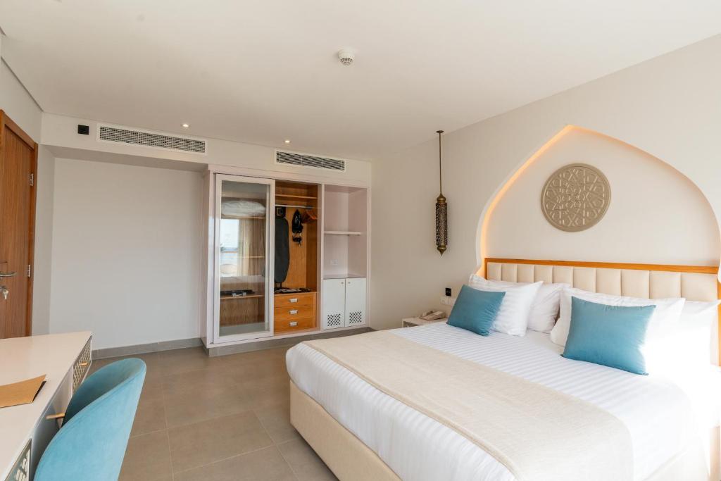 Moderns numurs Sunrise Remal Beach Resort ar ērtu gultu un stilīgu interjeru.