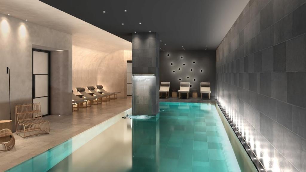 Mūsdienīgs spa ar peldbaseinu, atpūtas krēsliem un maigu apgaismojumu, radot relaksējošu atmosfēru. Ideāla vieta atpūtai un labsajūtai.