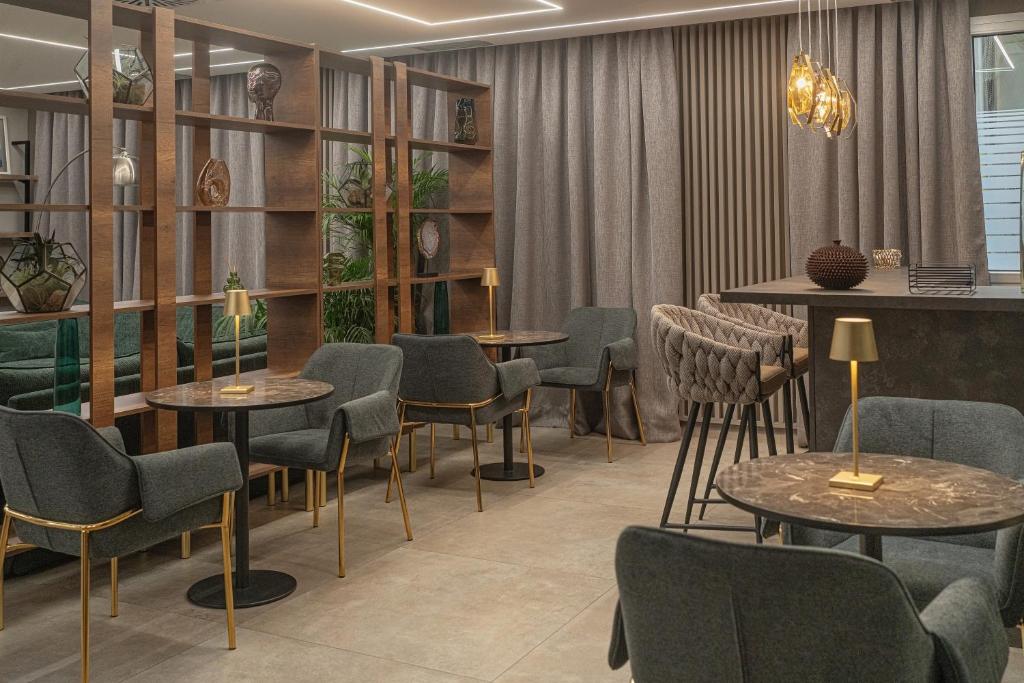 Mūsdienīga kafejnīca ar elegantiem krēsliem, stilīgām lampām un dekoratīviem elementiem, kas rada patīkamu atmosfēru. Interjers apvieno dabīgus materiālus un modernu dizainu.