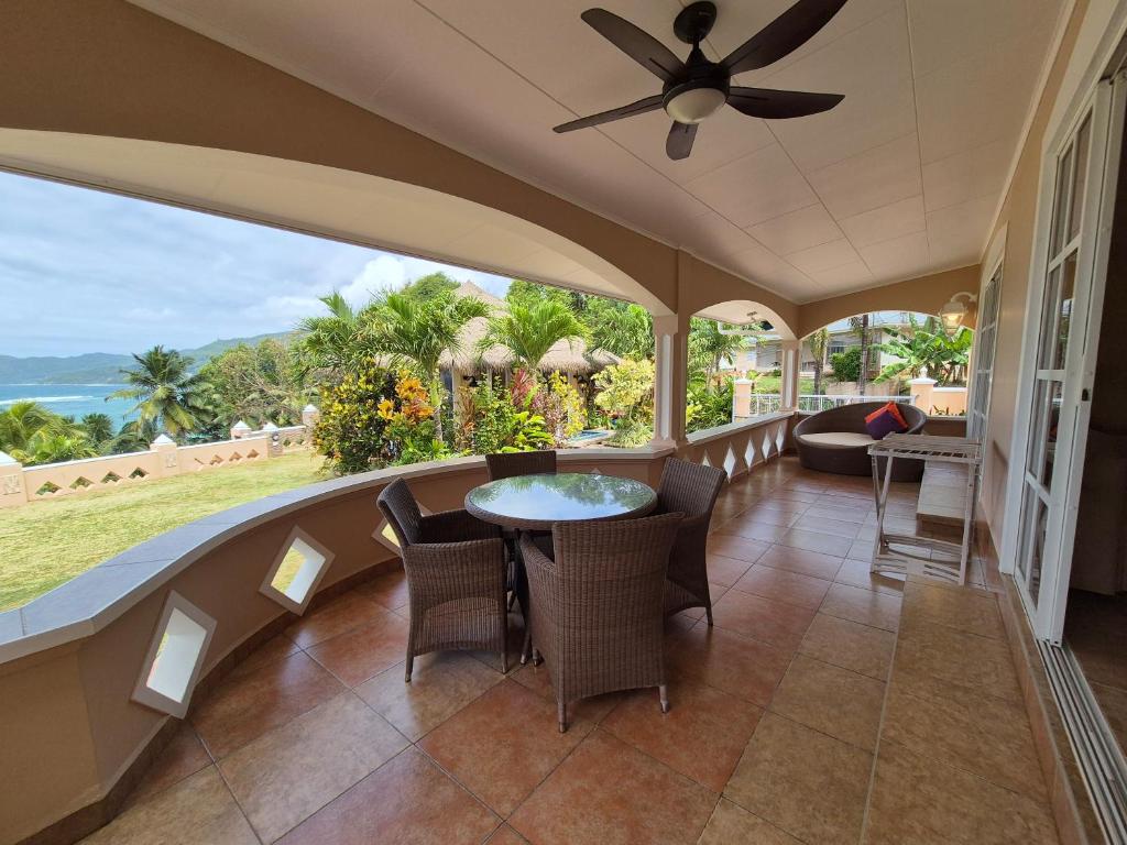 Lieliska terase ar skatu uz dabu, aprīkota ar ērtu galdu un krēsliem, ideāla atpūtai vai maltītēm svaigā gaisā. Terases dizains apvieno modernus elementus ar apkārtējo ainavu.