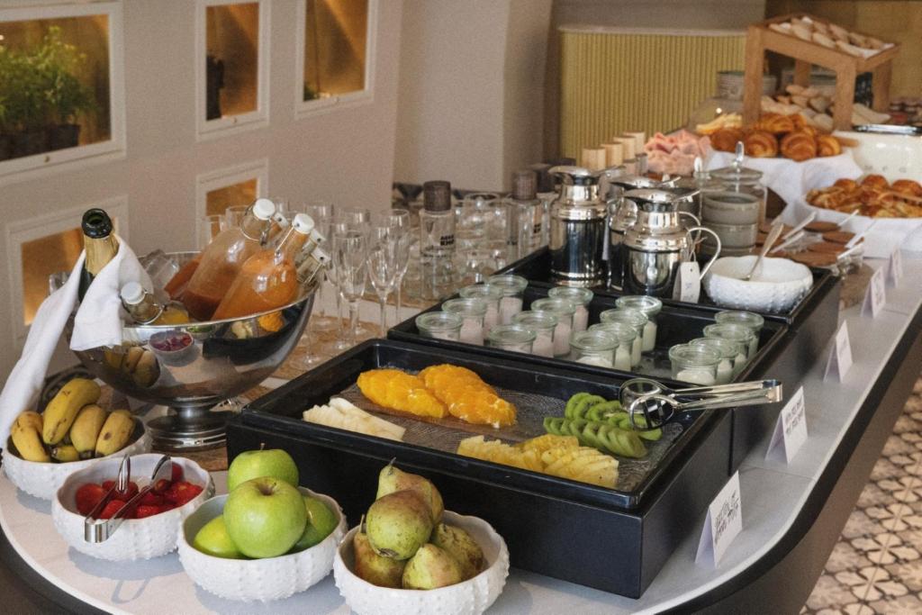 Bagātīgs brokastu bufete ar augļiem, jogurtu, dzērieniem un konditorejas izstrādājumiem. Ideāla izvēle rīta maltītei.