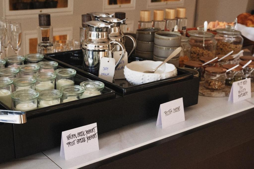 Brokažu bufete ar jogurtu, sojas pienu un ricotta sieru, papildināta ar dažādiem graudaugiem un saldām piedevām. Ideāla izvēle veselīgām brokastīm.