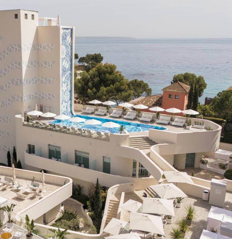 Mūsdienīga viesnīca ar luksusa baseinu un sauļošanās zonu, kas atrodas pie jūras, ar skaistu ainavu un zaļumu. Ideāla vieta atpūtai un relaksācijai.