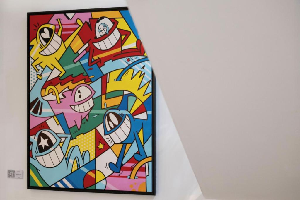 Krāsains gleznojums ar jautriem, stilizētiem tēliem, kas izsaka prieku un enerģiju, iekļaujot dažādas formas un krāsas. Ideāli piemērots mūsdienu mākslas izstādei.