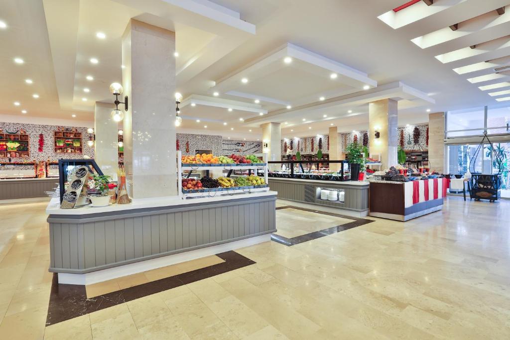 Mūsdienīgs restorāns ar plašu interjeru, apgaismots ar daudzām gaismas ķermeņiem, piedāvā dažādu augļu un pārtikas produktu izkārtojumu. Interjers ir elegants un aicinošs.