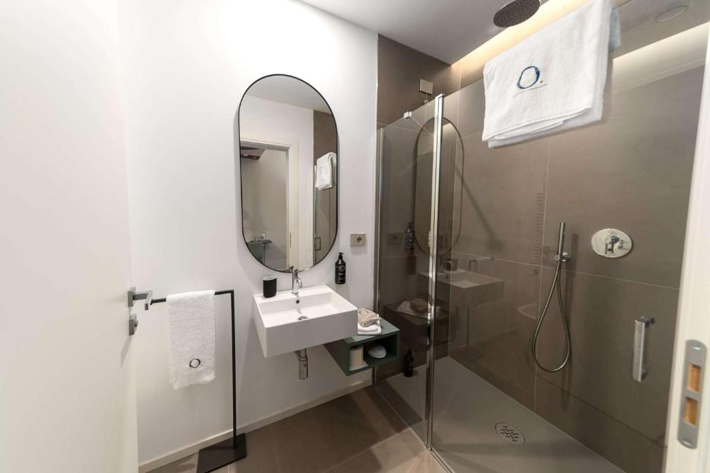 Mūsdienīgs vannas istabas interjers ar dušu un izsmalcinātu izskatu.