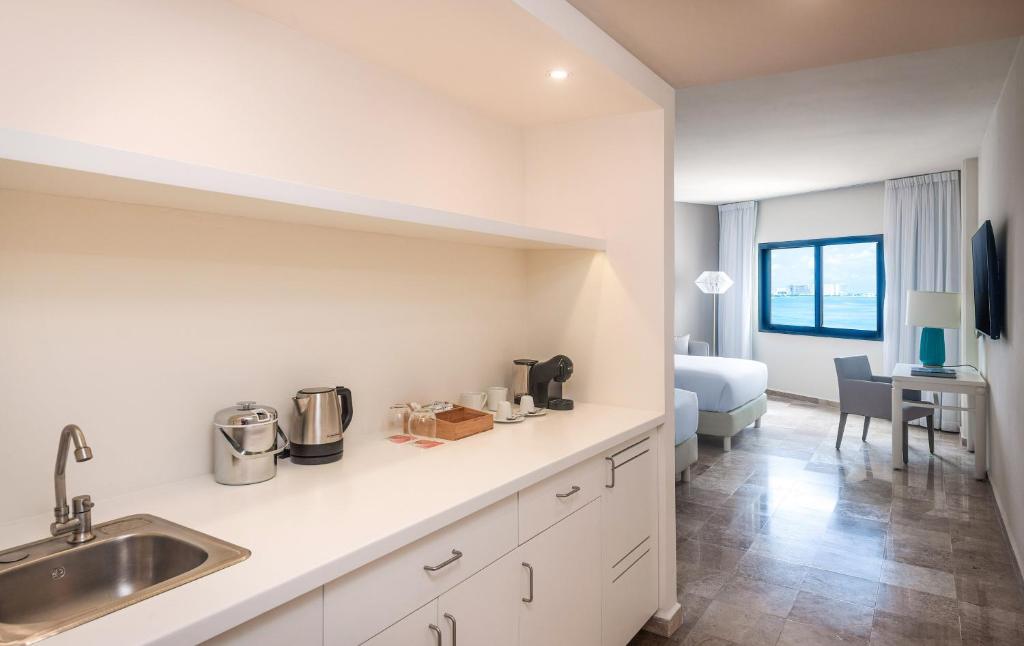 Mūsdienīgs virtuvītes stūris Melia Casa Maya, kas nodrošina komfortu.