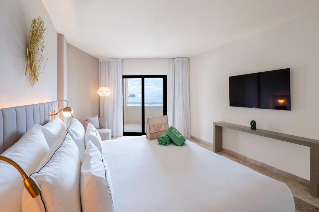 Mūsdienīgs numurs piekrastē viesnīcā Melia Casa Maya ar balkonu un televizoru.