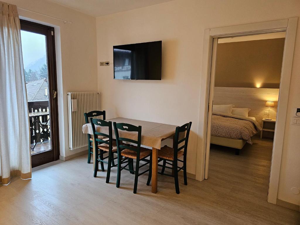 Mūsdienīgs viesu numurs ar ēdamgaldu, televizoru un piekļuvi balkonam, kas piedāvā ērtu atpūtu. Guļamistaba ir atsevišķa, radot mājīgu atmosfēru.