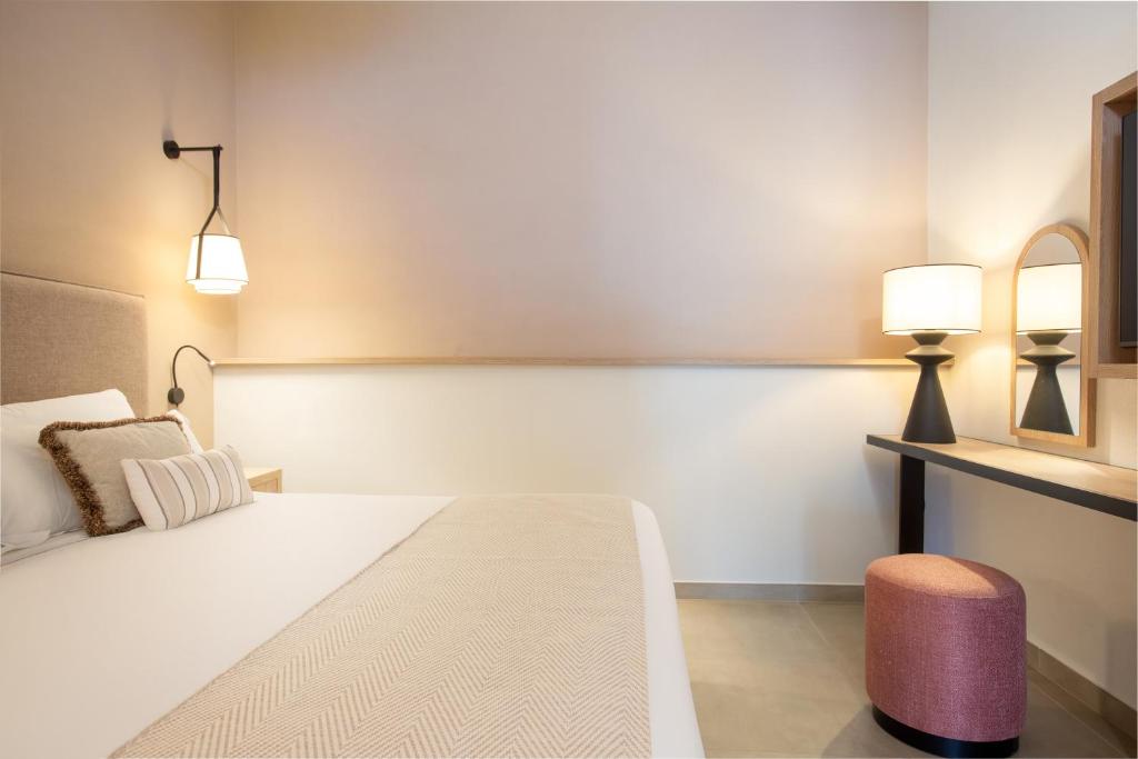 Mangia's Sardinia Resort modern numurs ar elegantu apgaismojumu.