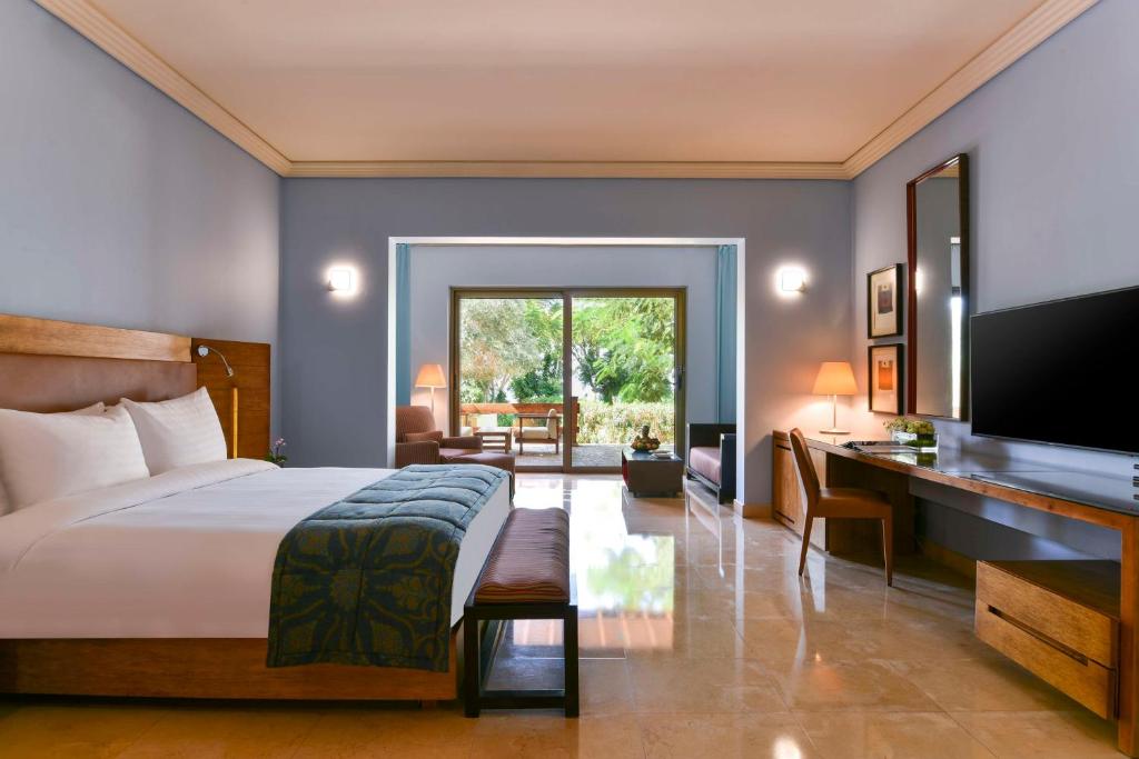 Mūsdienīgs viesnīcas numurs ar plašu gultu, rakstāmgaldu un skatu uz dārzu. Telpa ir gaiša un eleganta, ar koka akcentiem un mūsdienīgu interjeru.