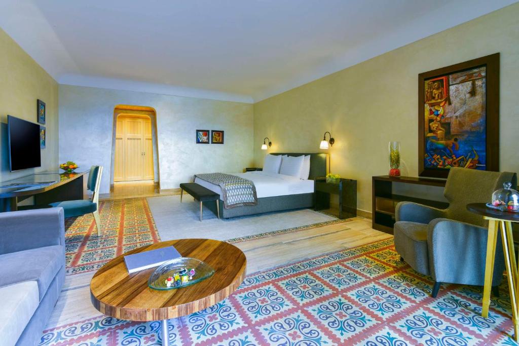 Lielisks viesnīcas numurs ar modernu dizainu, ko papildina krāsains grīdas segums un mākslas darbi. Numurā ir plaša gulta, dīvāns un galds ar dekoratīvu elementu.