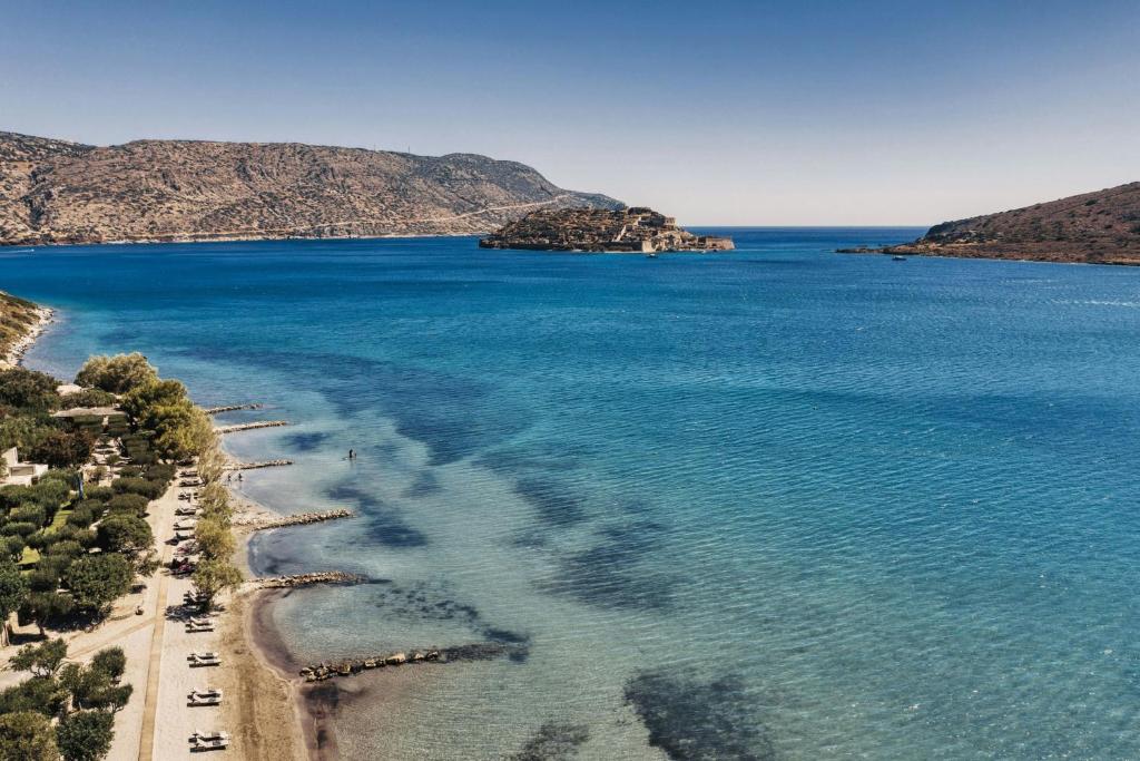 Skats uz kristāldzidru jūru un kalnu piekrasti pie Domes of Elounda Autograph Collection