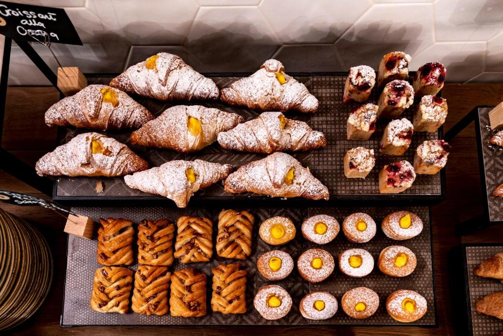 Pufīgas kruasāni un saldētas maizes radošā izkārtojumā.
