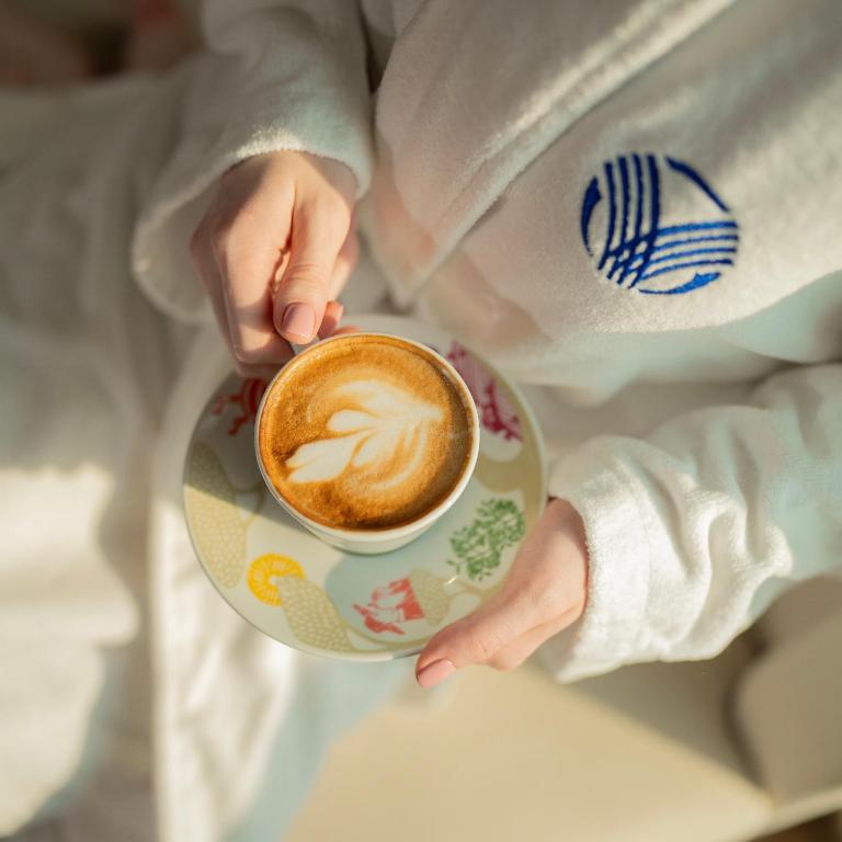 Viesnīcas Media Rotana viesis bauda kafiju numurā