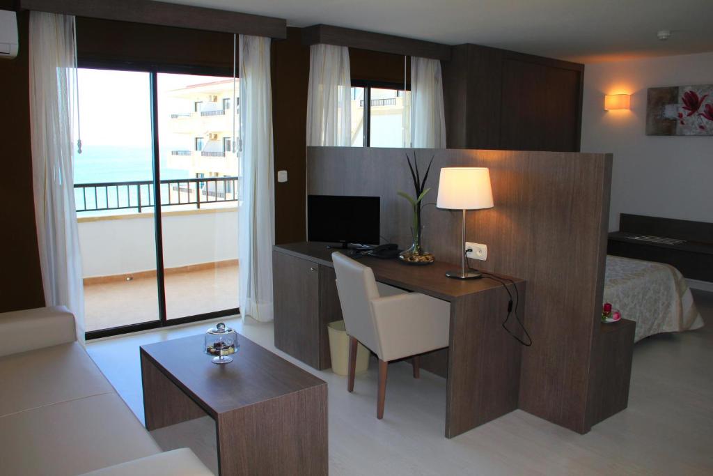 Mūsdienīgs viesnīcas numurs ar terasi un skatu uz jūru, iekārtots ar rakstāmgaldu un ērtu atpūtas zonu. Ideāls, lai baudītu komfortu un relaksāciju.