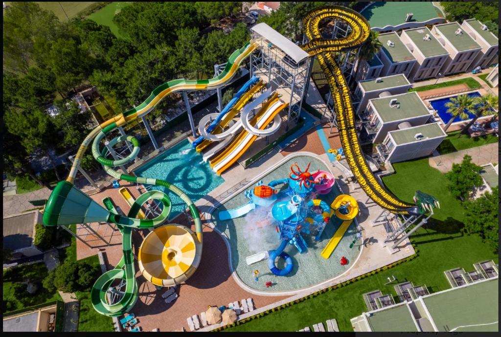 Ūdens atrakciju parks pie viesnīcas Duja Didim ar slidkalniņiem un baseinu.