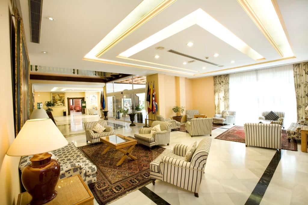 Moderns un elegants viesnīcas vestibilis ar komfortablām mēbelēm, dabīgu apgaismojumu un stilīgu interjeru. Labi iekārtota atpūtas zona un dekoratīvi elementi rada viesmīlīgu atmosfēru.