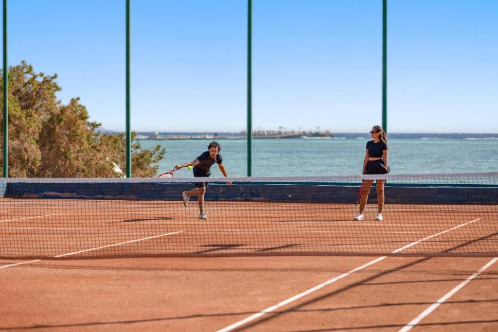 Divi cilvēki spēlētenisu Pickalbatros Royal Albatros Moderna piekrastē.