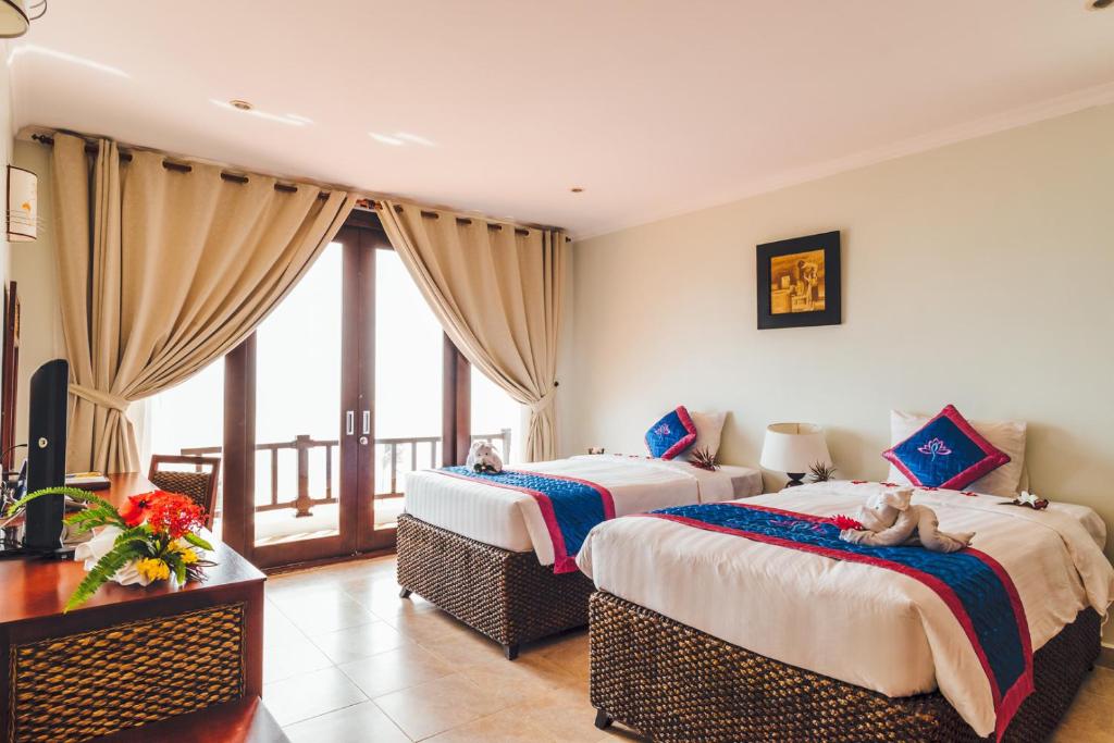 Mūsdienīgs viesnīcas numurs ar divām atsevišķām gultām, dekoriem un skatu uz dārzu. Telpā ir stilīgs mēbeļu komplekts un dabiski gaismas avoti.