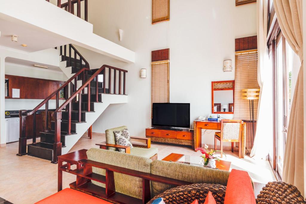 Mūsdienīgs divstāvu dzīvoklis ar atvērtu plānojumu, kurā ir ēdamzona, dzīvojamā zona un koka kāpnes. Interjers ir gaišs un mājīgs, ar televizoru un elegantiem mēbeļu elementiem.