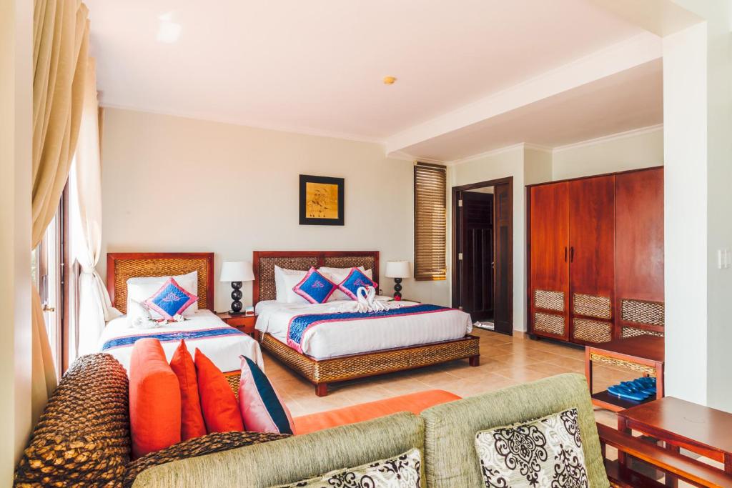 Mūsdienīgs numurs ar divām gultām, izsmalcinātu interjeru un siltām krāsām, kas veido viesmīlīgu atmosfēru. Logi ļauj ieplūst dabīgai gaismai, radot patīkamu vidi atpūtai.