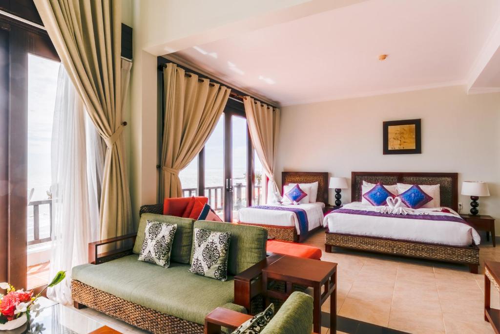 Moderns viesnīcas numurs ar divām gultām, viesistabu un plašām logu durvīm, kas sniedz skatu uz apkaimi. Interjers ir elegants un mājīgs, ar krāsainām dekorācijām un ērtiem mēbeļu izkārtojumiem.