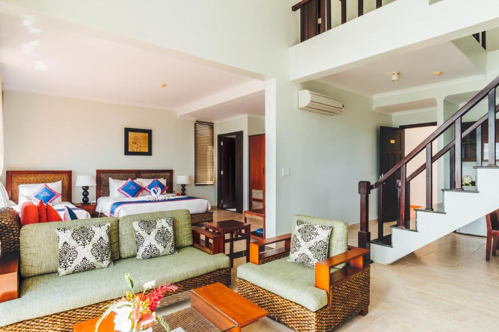 Mūsdienīga viesnīcas istaba ar atpūtas zonu, divvietīgu gultu un mājīgu dīvānu. Interjeru papildina gaiši toņi un stilīgi dekori.