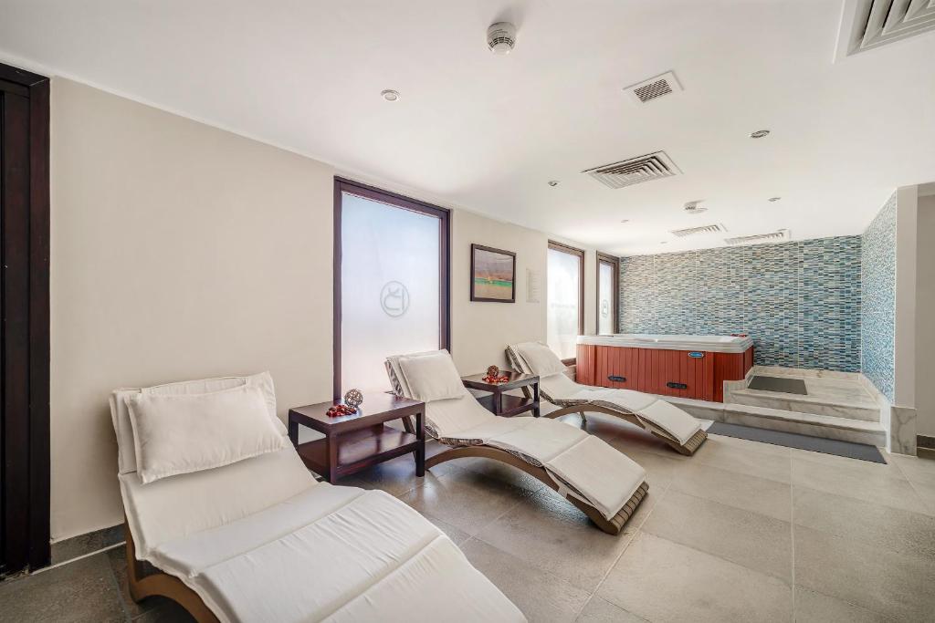 Mūsdienīgs spa telpa ar relaksējošām guļamvietām un siltu ūdens vannu, kas piedāvā mierīgu atmosfēru. Ideāla vieta atpūtai un relaksācijai.