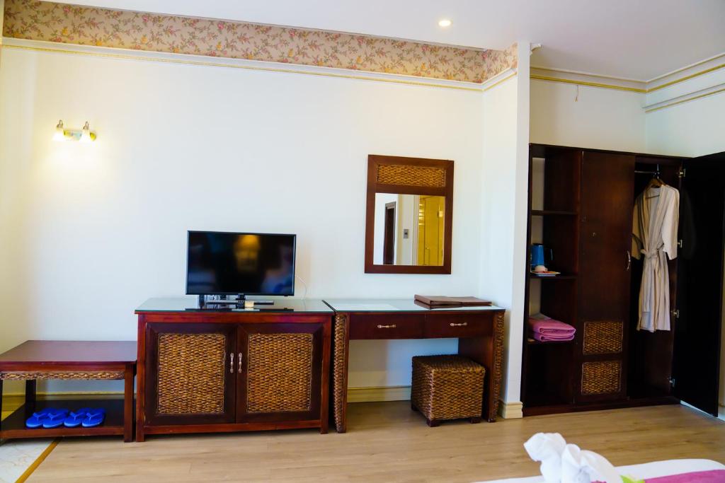 Mūsdienīgs viesnīcas numurs ar televizoru, rakstāmgaldu un spoguli, kā arī drēbju skapi un papildus sēdvietu. Interjers ir gaišs un komfortabls, radot mājīgu atmosfēru.