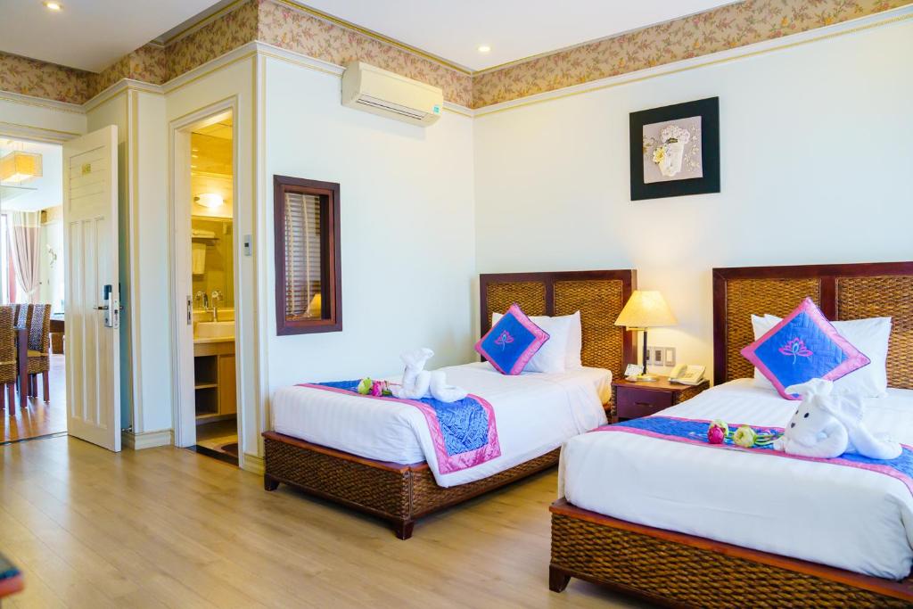 Mūsdienīgs viesnīcas numurs ar divām gultām, dekorēts ar krāsainām spilveniem un gultas veļu, kas rada viesmīlīgu atmosfēru. Numurā ir arī piekļuve vannas istabai un ēdamzonai.