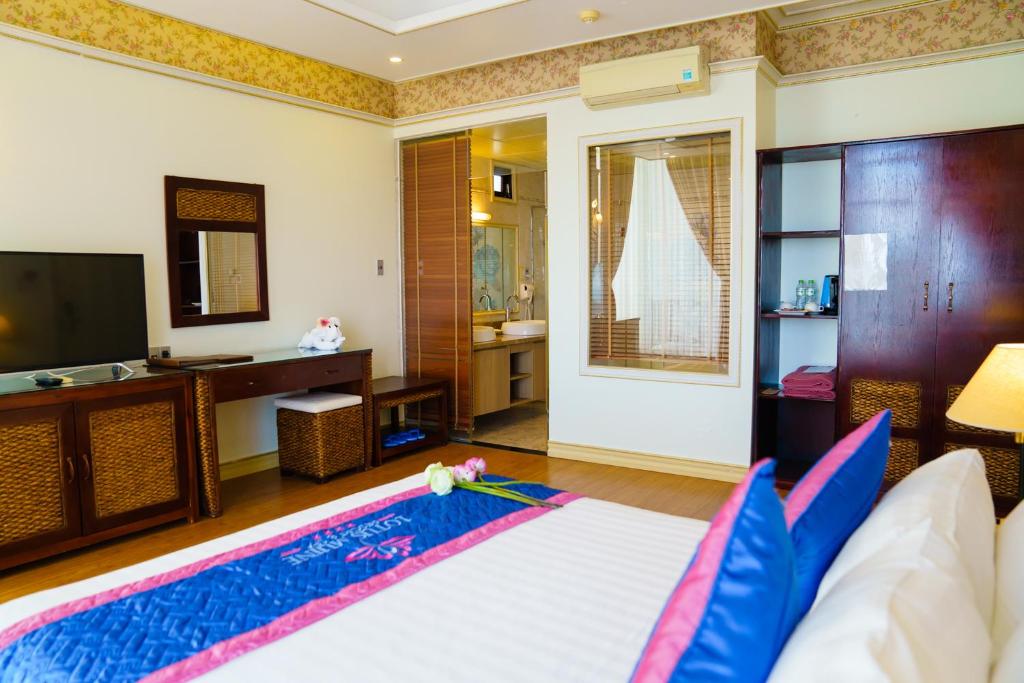 Mūsdienīgs viesnīcas numurs ar ērtu gultu, televizoru un viesistabu, kurā ir pieejama vannas istaba un skapji. Interjerā ir gaiši toņi un dekoratīvi elementi, radot relaksējošu atmosfēru.