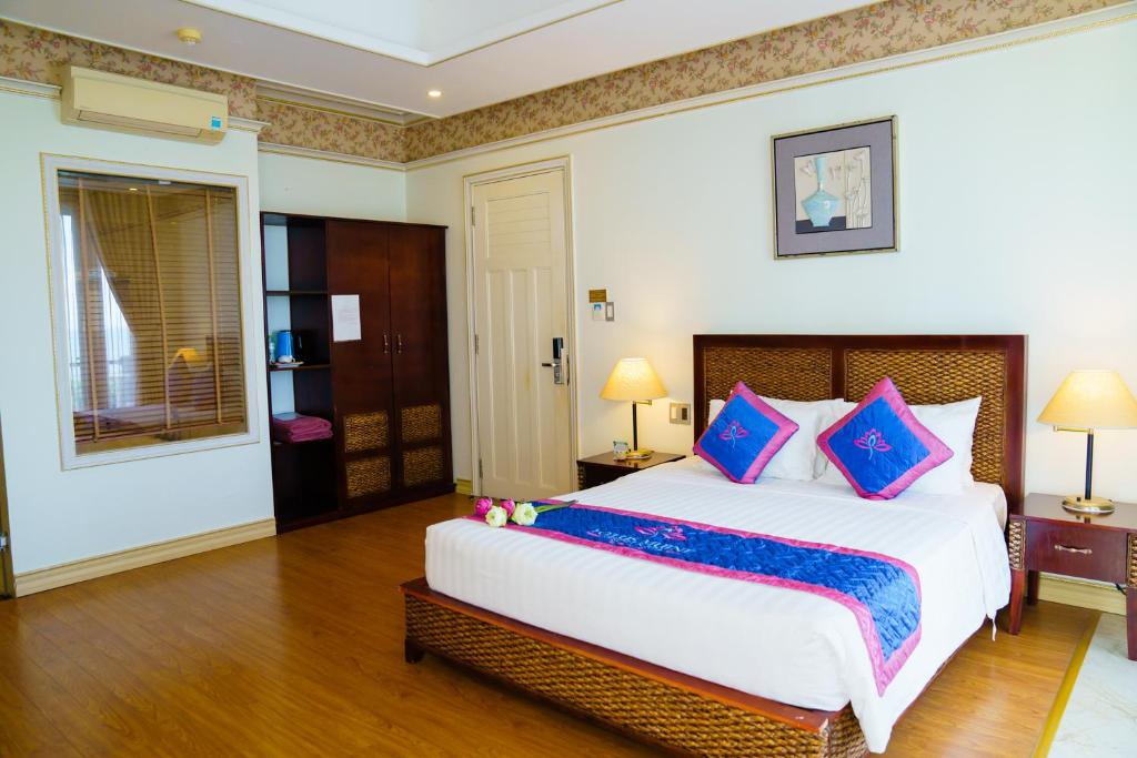 Mūsdienīga guļamistaba ar ērtiem gultas piederumiem un elegantu interjeru, kas ietver koka grīdas un modernus apgaismojuma risinājumus. Iekārtota ar skapjiem un plašu logu, kas nodrošina dabisko apgaismojumu.