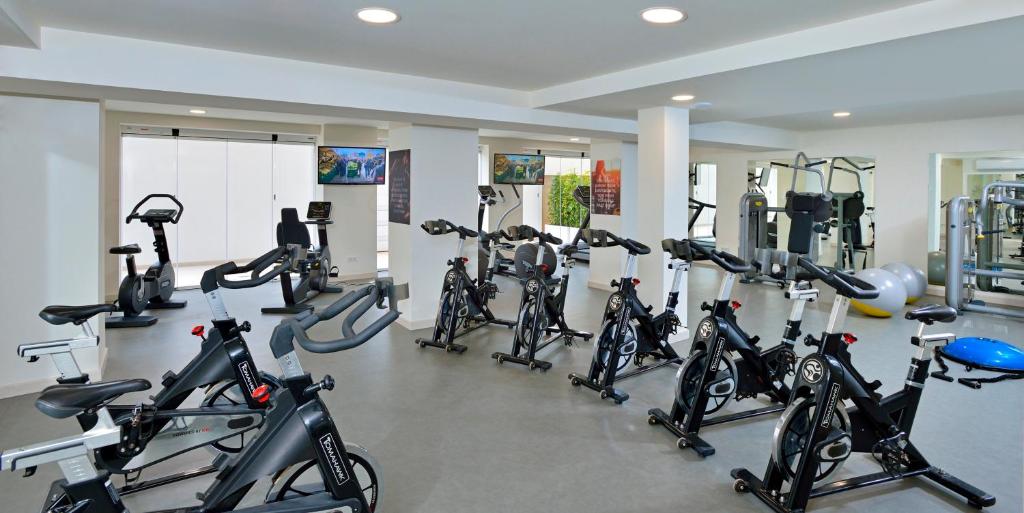 Mūsdienīga sporta zāle ar velotrenažieriem un dažādām fitnesa iekārtām, nodrošinot lielisku vidi treniņiem. Gaismas un plašums rada patīkamu atmosfēru aktīvai atpūtai.