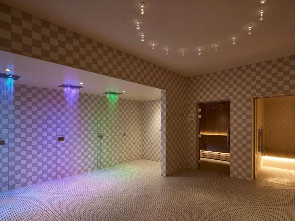 Relaksējošs spa telpa ar krāsainiem gaismas efektiem Cures Marines Hotel Thalasso & Spa Trouville - MGallery Collection