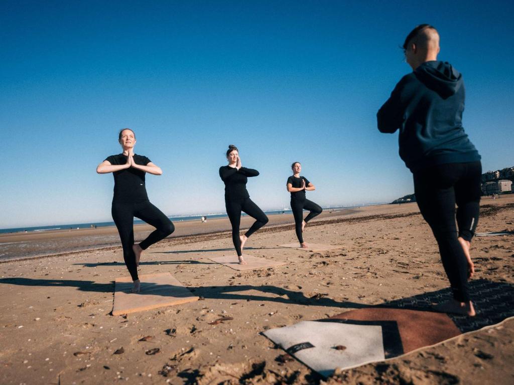 Jogas nodarbības pludmalē Cures Marines Hotel Thalasso & Spa Trouville - MGallery Collection